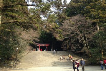 <p>霧島神宮比起日本其他位置於市區的神宮靜得多，可靜心參拜</p>
